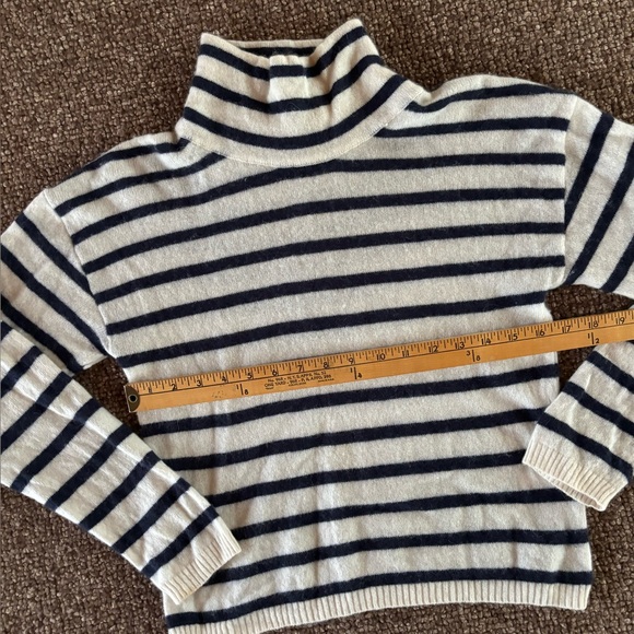 Halston Cashmere Sweater - Picture 5 of 6